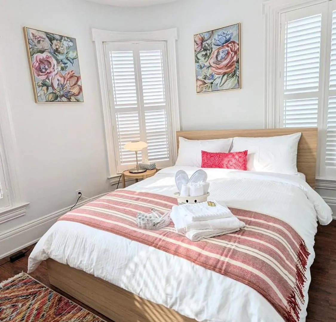 Cozy Room With Private Kitchen, Private Bathroom Toronto Homestay
